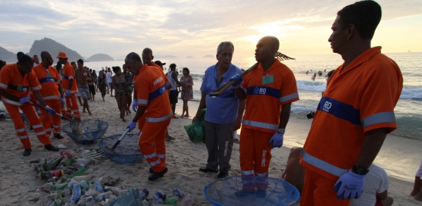 Garis da Comlurb limpamda praia de Copacabana na manhã desta segunda - José Lucena/Futura Press/Estadão Conteúdo