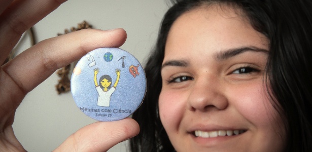 Nicóle Rolim, de 13 anos, com botton do projeto "Meninas com Ciência" - Epitácio Pessoa/Estadão Conteúdo 