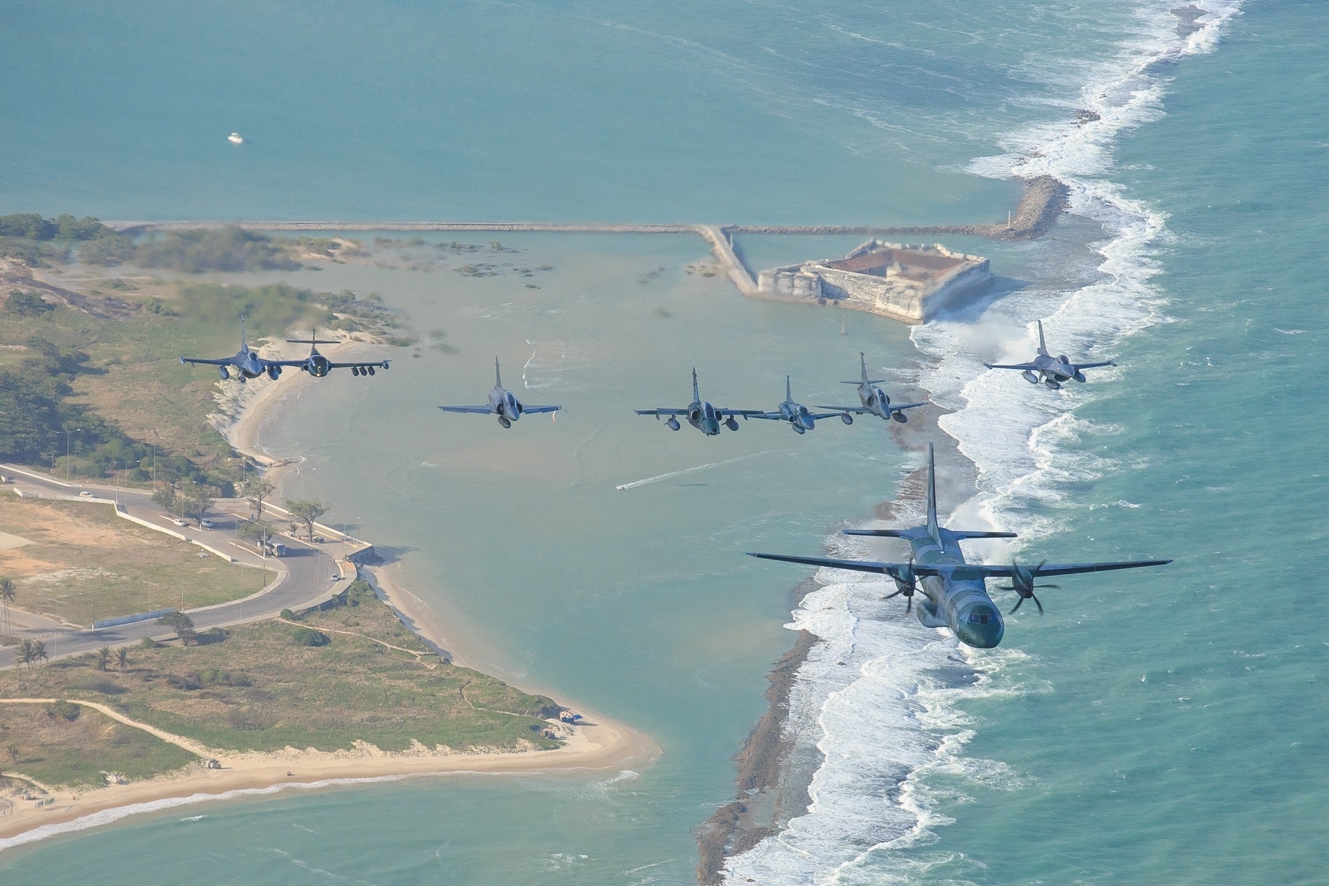 Aviões de caça e aeronave de transporte de carga sobrevoam Natal em exercício militar - Johnson Barros / Força Aérea Brasileira / Divulgação
