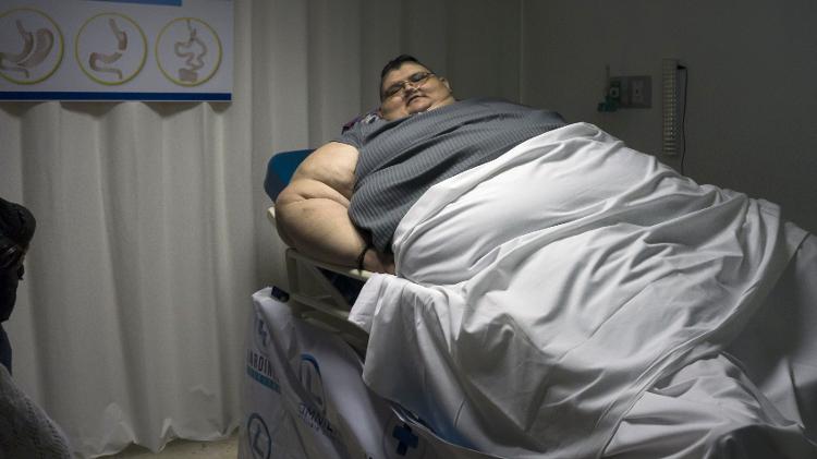 Homem mais obeso do mundo recebe banda gástrica para melhorar saúde