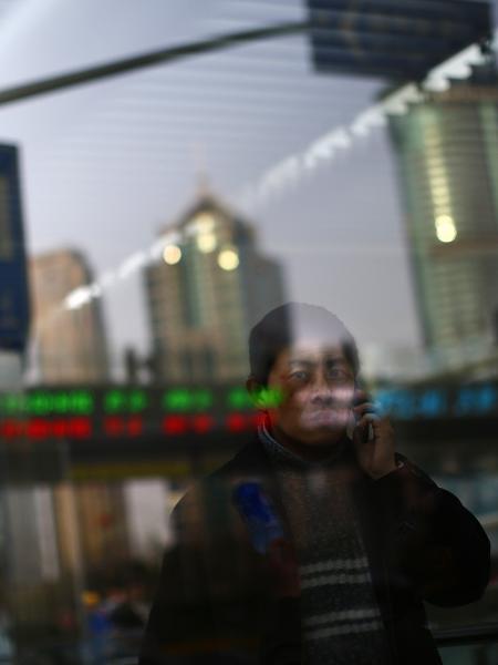 Bolsas asiáticas, bolsa de valores, mercados, china, xangai, shanghai, shangai, pequim [Homeme sai de estação de metrô em Pudong, distrito financeiro de Xangai] - Carlos Barria/Reuters