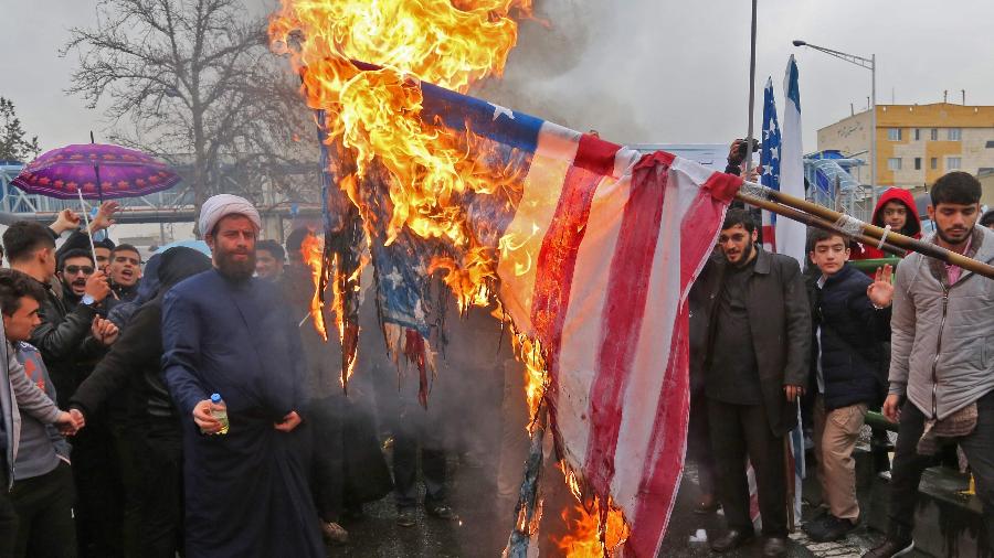 11.fev.2019 - Iranianos ateiam fogo em bandeira dos Estados Unidos durante comemoração dos 40 anos da Revolução Islâmica - Atta Kenare/AFP