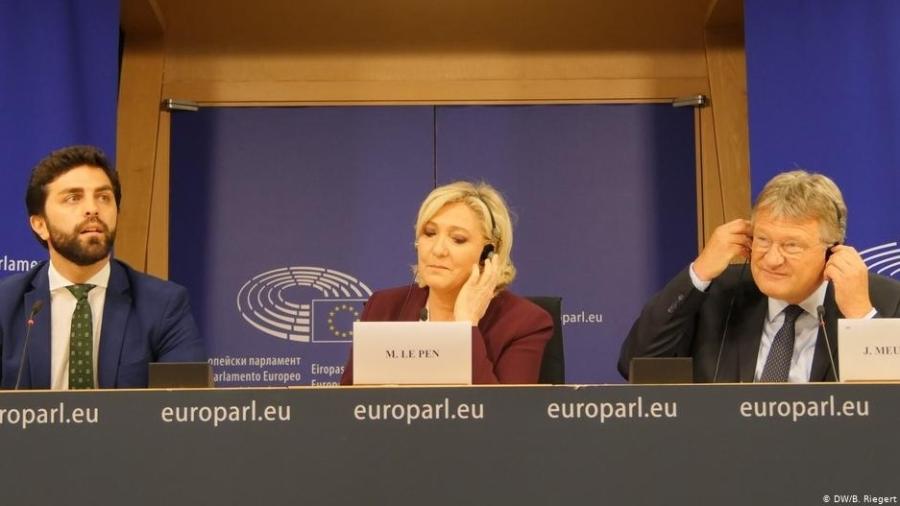 Marco Zanni, da Liga, Marine Le Pen, do RN, e Jörg Meuthen, da AfD, durante o lançamento do novo bloco em Bruxelas - DW/B. Riegert