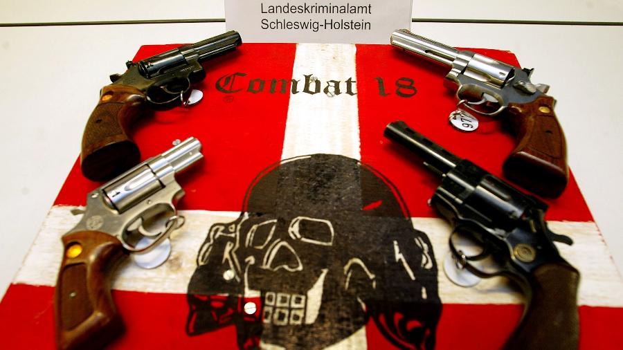 (foto de arquivo) Armas de fogo e material de propaganda neonazista confiscados na cidade de Kiel, na Alemanha, pertencentes a integrantes do grupo de extrema-direita Combat 18 (sigla que faz alusão ao nome do nazista Adolf Hitler) - Christian Charisius/Reuters