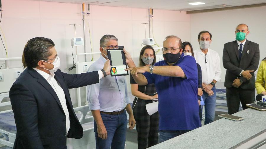 O governador do DF, Ibaneis Rocha (de camisa azul), faz demonstração e anuncia a compra de 100 scanners faciais para uso no combate à pandemia de covid-19 (11.mai.2020) - Agência Brasília/Divulgação