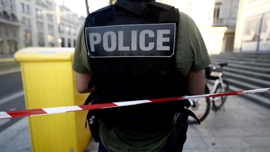 Policial vigia isolamento em torno de banco onde reféns são mantidos por homem armado em Le Havre, na França - Sameer Al-Doumy