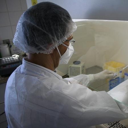 Teste para detecção da Covid-19 é feito em laboratório de Vitória, no Espírito Santo - Divulgação/Sesa