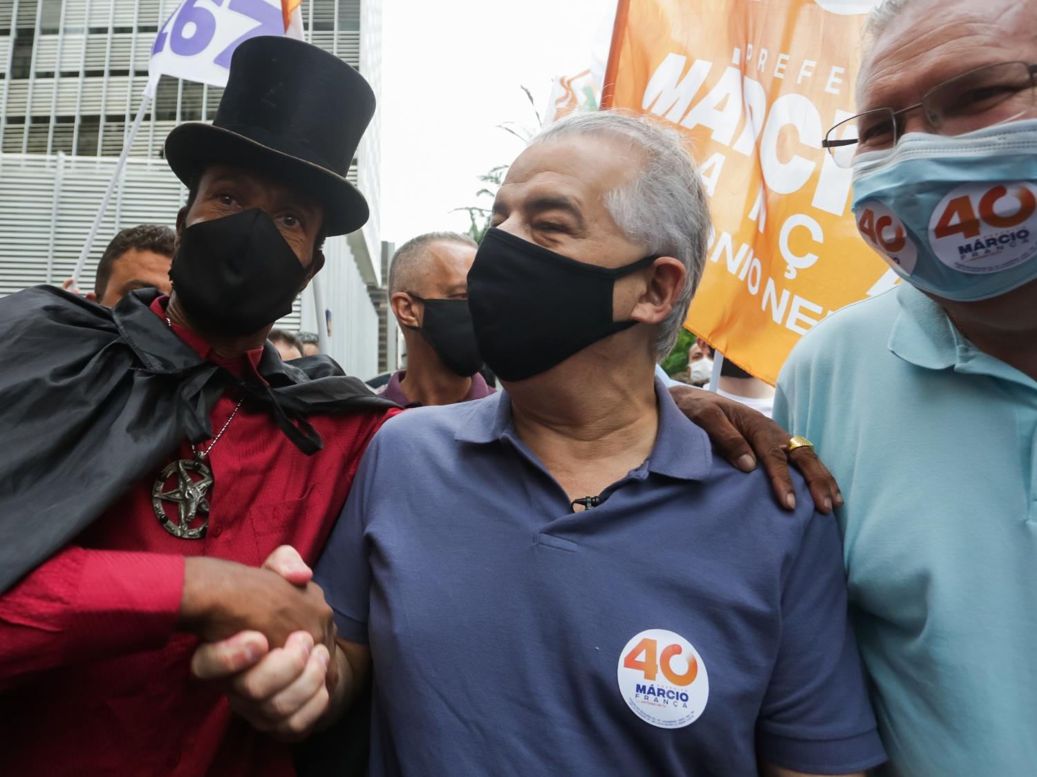 04 out. 2020 - Márcio França (PSB) caminha pela Avenida Paulista ao lado de seu vice, Antonio Neto (PDT) - ALICE VERGUEIRO/ESTADÃO CONTEÚDO