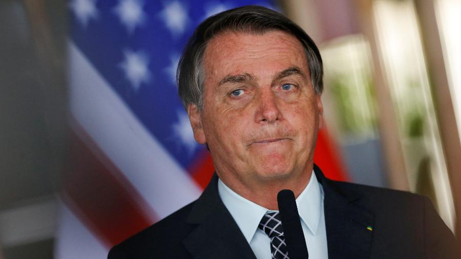 Jair Bolsonaro, com a bandeira dos Estados Unidos ao fundo, durante evento no Itamaraty para assinatura de memorando de entendimento com EximBank - Adriano Machado/Reuters