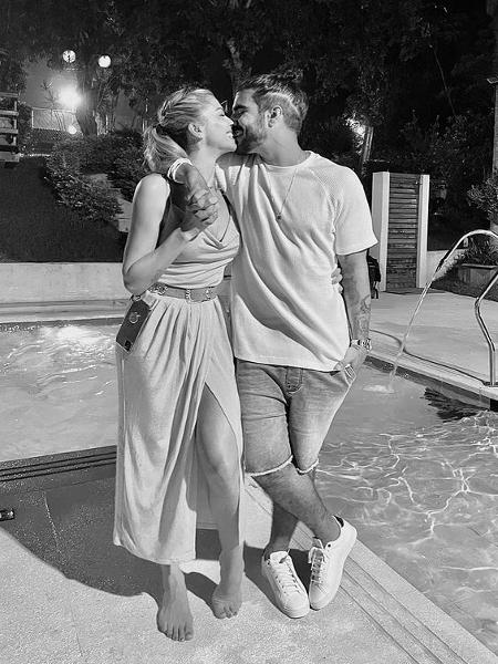 01.01.2021 -- Caio Castro beija namorada Grazi Massafera na chegada de 2021 - Reprodução/Instagram