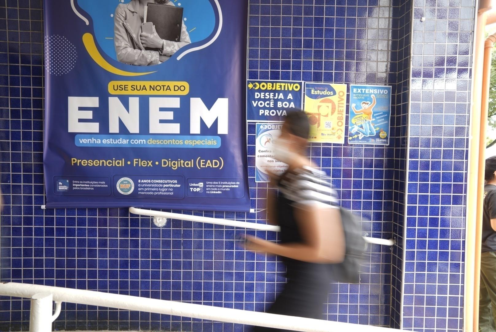 Exame é realizado em meio à pandemia da covid-19 com insegurança dos alunos sobre máscaras e alimentação - André Porto/UOL