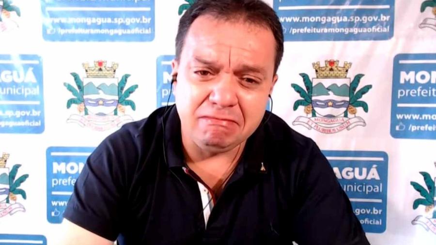 Prefeito de Monguaguá, Márcio Melo Gomes, chora novamente ao falar da morte do pai e do irmão pela covid-19 - Reprodução/CNN