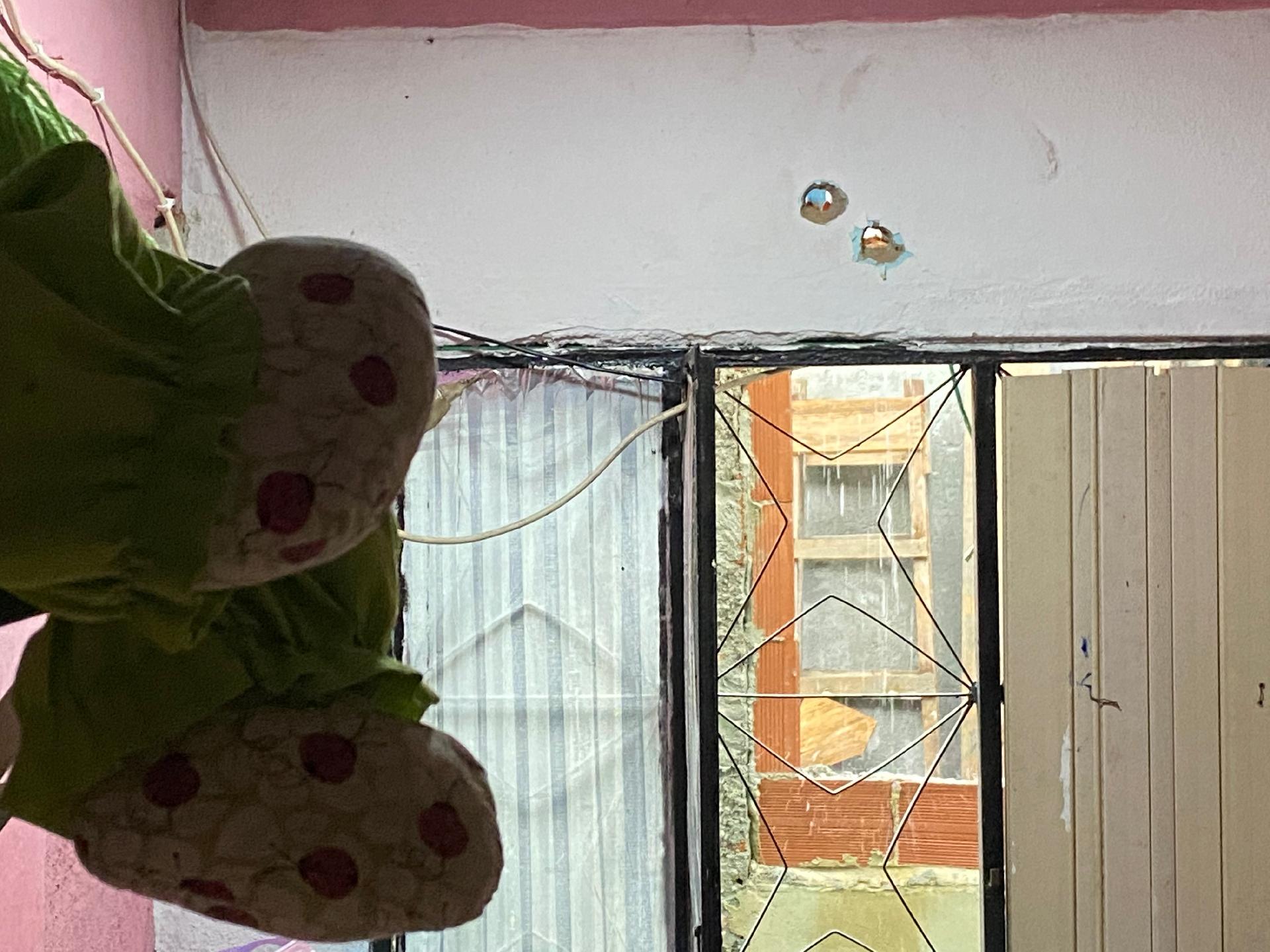 7.mai.2021 - Família diz que agentes invadiram imóvel na favela do Jacarezinho, no Rio, para matar suspeito desarmado, que estava escondido no quarto de menina de apenas 9 anos - Herculano Barreto Filho/UOL