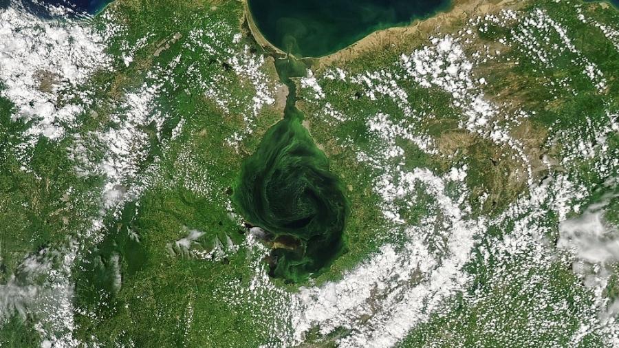 O lago Maracaibo com sua cor esverdeada - Divulgação/NASA