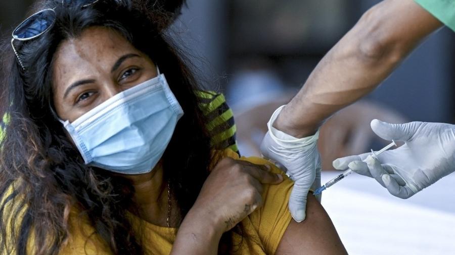 Cidades começam a aplicar vacina bivalente em todos os adultos - Ishara S. Kodikara/AFP