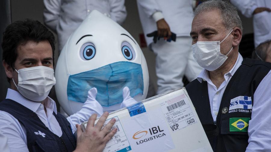  O ministro da Saúde, Marcelo Queiroga acompanha o recebimento do primeiro lote de vacinas contra covid-19 para imunizar crianças de 5 a 11 anos, em Guarulhos - Bruno Santos/ Folhapress