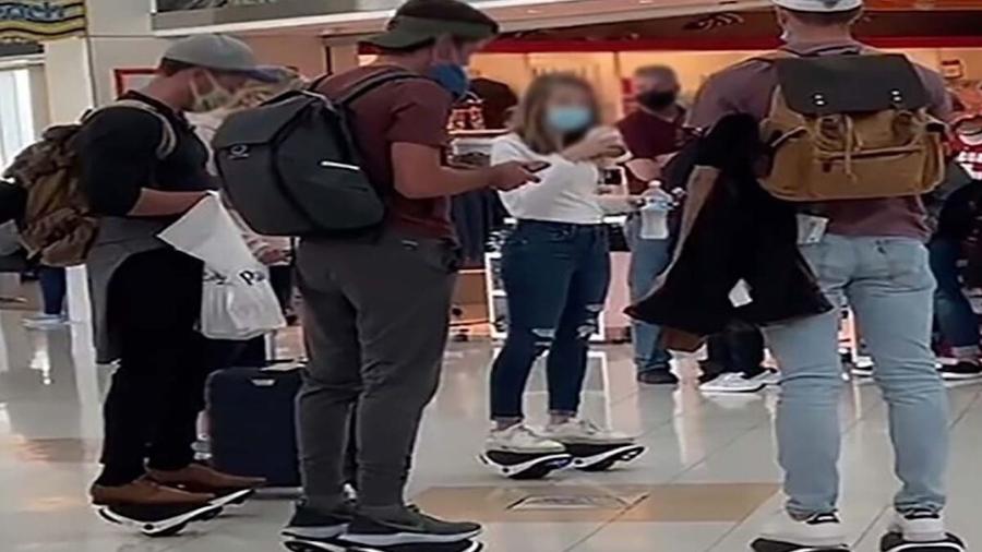 Família chama a atenção de usuários de aeroporto nos EUA por usar hovershoes para se locomover - Reprodução/TikTok