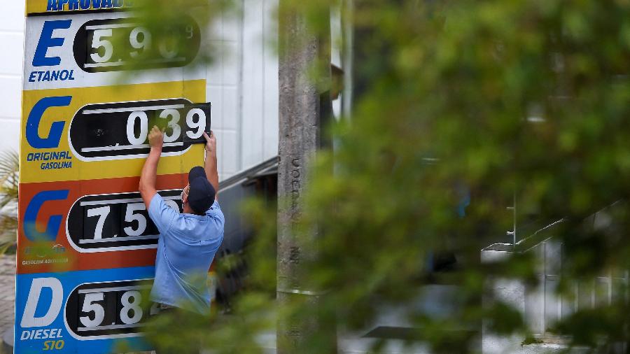 Trabalhador atualiza preços de combustíveis em um posto de gasolina em Curitiba - RODOLFO BUHRER/REUTERS