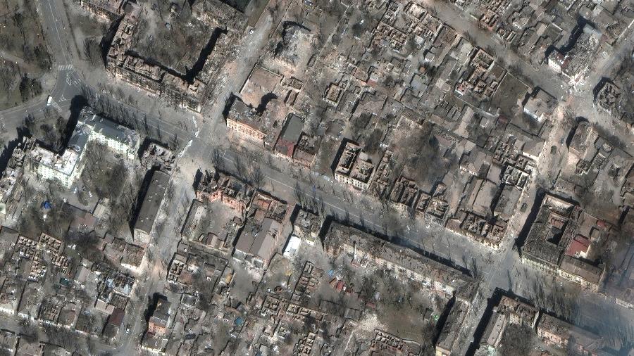 29.mar.2022 - Imagem mostra destruição de Mariupol; Rússia usou uma "substância desconhecida" na cidade, diz deputada - Maxar Technologies/via Reuters