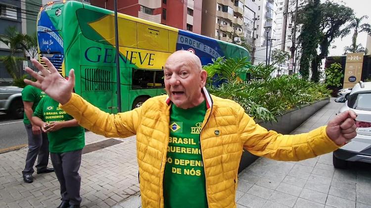 O ônibus do empresário Luciano Hang estaciona em lugar irregular na cidade de Curitiba. Após ser multado, o empresário reclama das autoridades da cidade - EDUARDO MATYSIAK/ESTADÃO CONTEÚDO - EDUARDO MATYSIAK/ESTADÃO CONTEÚDO