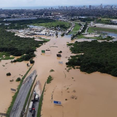 Pontos da BR 101 interditados após as fortes chuvas que atingiram Pernambuco - PRF