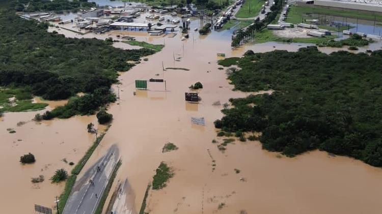 BR 101 interditada em Jaboatão dos Guararapes após transbordamento - PRF - PRF