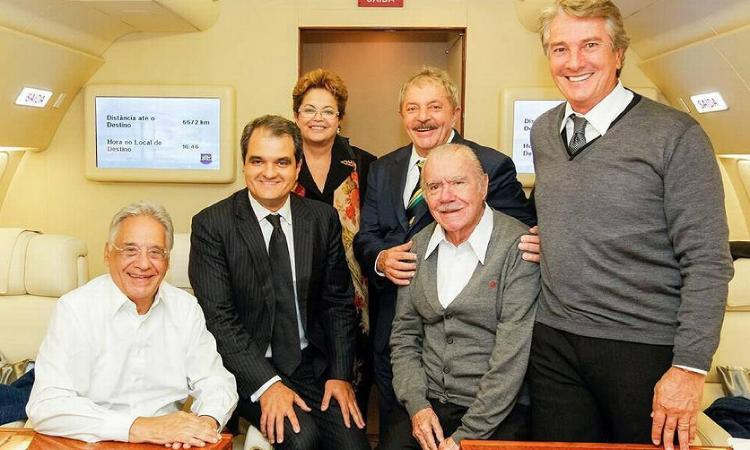 Presidentes pós-redemocratização. Dilma Rousseff com os ex-presidentes Fernando Henrique, Luiz Inácio Lula da Silva, José Sarney e Fernando Collor, acompanhados do ministro do Cerimonial, Renato Mosca (de paletó, ao centro), no avião presidencial em viagem à África do Sul - Fernando Collor de Mello - Fernando Collor de Mello