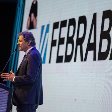 25.nov.2022 - Fernando Haddad (PT) fala a uma plateia formada por banqueiros durante evento da Febraban (Federação Brasileira dos Bancos), em São Paulo - Mathilde Missioneiro/Folhapress