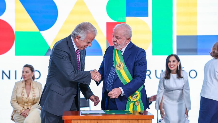 José Múcio ao lado do presidente Lula durante sua posse como ministro da Defesa - 1.jan.2023 - Ricardo Stuckert