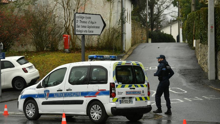 22.fev.23 - A polícia municipal protege um perímetro em torno da escola secundária Saint-Thomas dAquin, onde um professor morreu após ser esfaqueado por um aluno, em Saint-Jean-de-Luz, sudoeste da França - GAIZKA IROZ/AFP