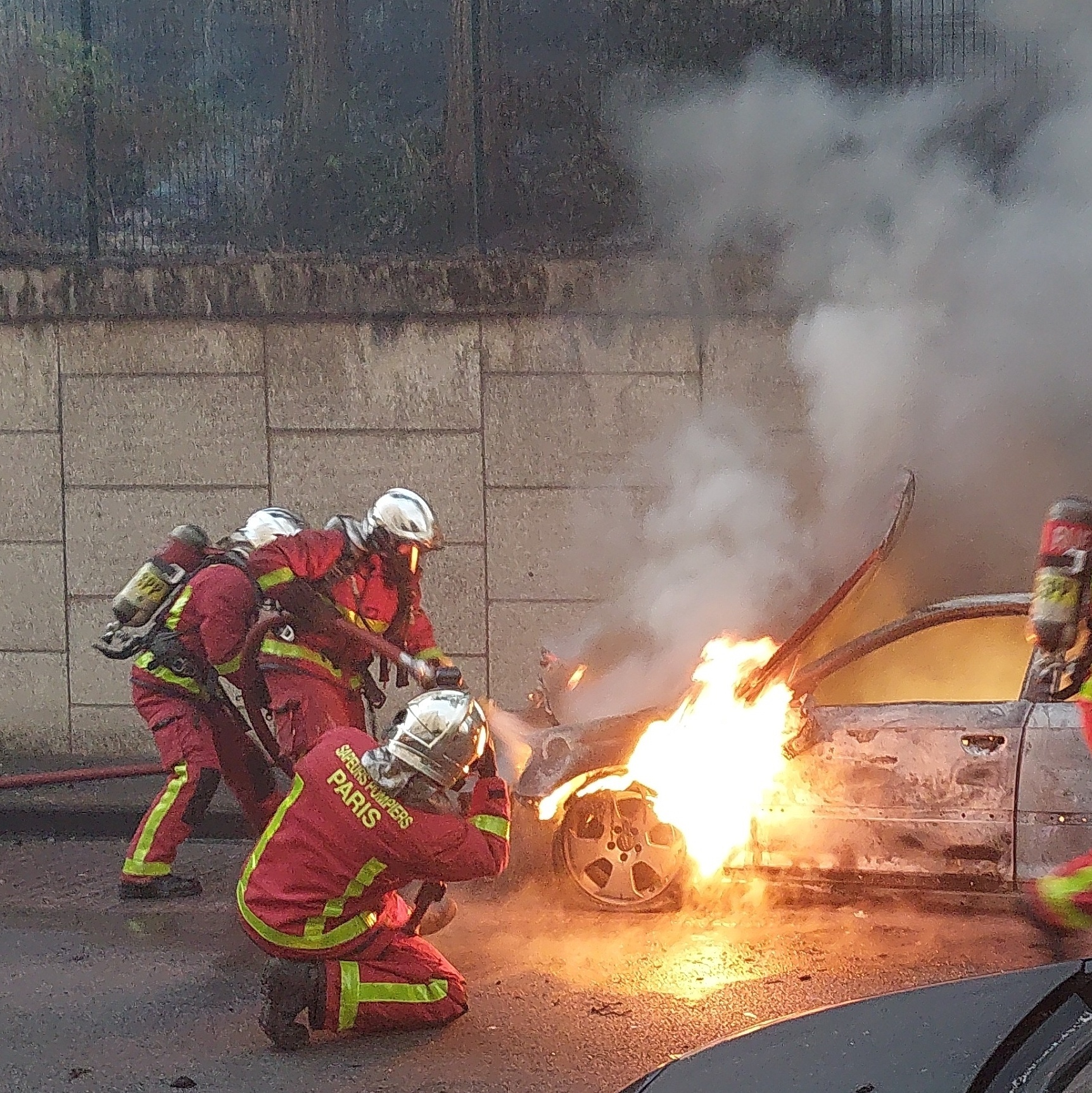 Carro policial é incendiado durante manifestação em Paris