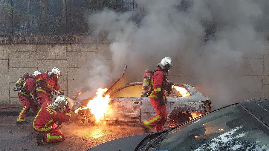 Carro foi incendiado durante protestos na França - Getty Images