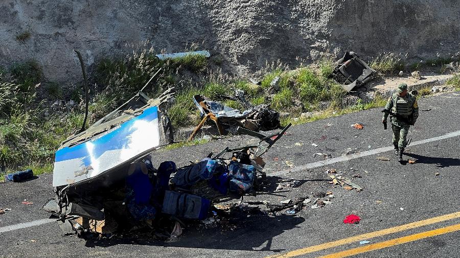 Parte dos destroços de um ônibus no local de um acidente rodoviário que deixou mais de uma dezena de passageiros mortos, no estado de Oaxaca, México