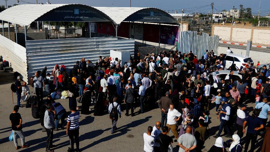 Civis se aglomeram no posto de fronteira de Rafah, entre o Egito e a Faixa de Gaza