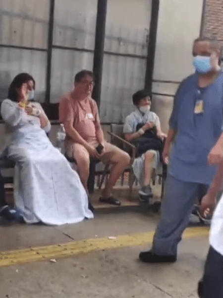 Pacientes na calçada após princípio de incêndio no Hospital São Luiz, no Morumbi