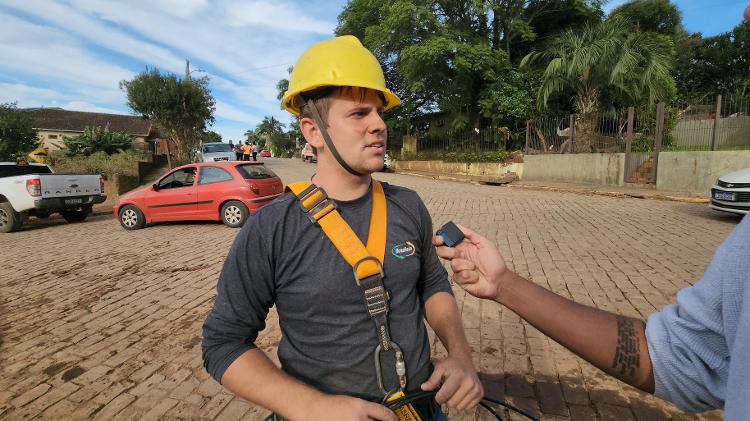15.mai.2024 - Adriel Paulos durante trabalho para reconectar energia elétrica em Roca Sales, no Rio Grande do Sul