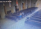 Mulher tem celular furtado enquanto rezava em igreja de MG; veja vídeo - Reprodução/PMMG