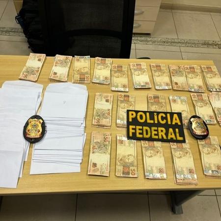 Quantia estava fracionada em envelopes brancos numerados para ser entregue para 50 eleitores - Arquivo/Polícia Federal no Amazonas