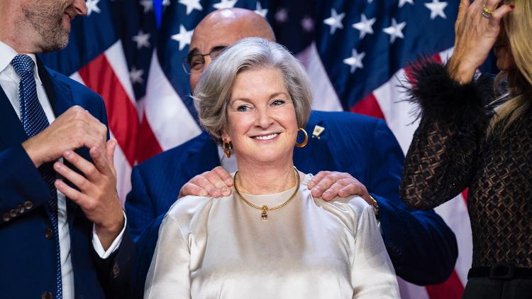 Susie Wiles durante uma festa eleitoral no Centro de Convenções do Condado de Palm Beach após Donald Trump ser declarado vencedor