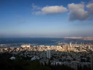 Disparos de foguetes do Hezbollah atingem sinagoga de Haifa