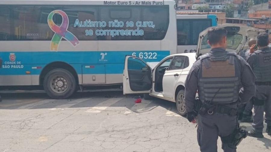 Suspeitos do crime bateram carro em ônibus durante perseguição