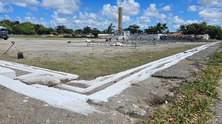 Trabalhadores montam estrutura em meio ao papódromo abandonado Trabalhadores montam estrutura em meio ao papódromo abandonado
