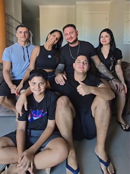 Os casais vivem em família com os filhos de Kel e Bruno Os casais vivem em família com os filhos de Kel e Bruno