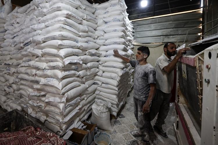 Sacos de farinha recebidos após o bloqueio de Israel Sacos de farinha recebidos após o bloqueio de Israel