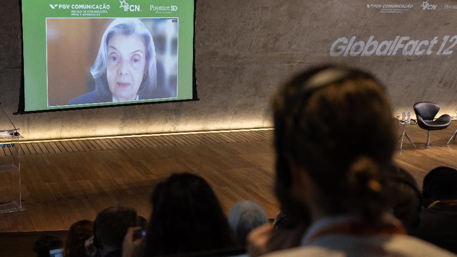 A ministra do STF Cármen Lúcia, pelo telão, no Global Fact, evento internacional de checagem de fatos, organizado no Brasil pela IFCN (International Fact-Checking Network -- Rede internacional de checagem de fatos) com apoio de UOL Confere A ministra do STF Cármen Lúcia, pelo telão, no Global Fact, evento internacional de checagem de fatos, organizado no Brasil pela IFCN (International Fact-Checking Network -- Rede internacional de checagem de fatos) com apoio de UOL Confere