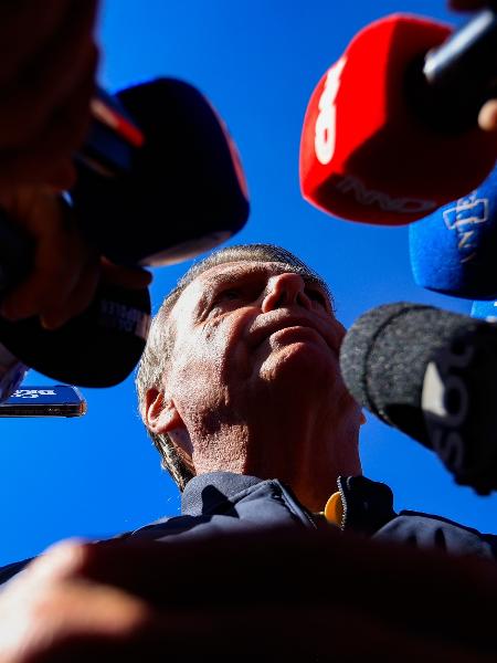 O ex-presidente Jair Bolsonaro fala à imprensa após colocar tornozeleira eletrônica em Brasília