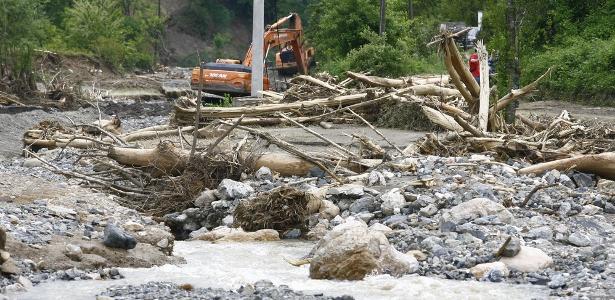Justiça anula justa causa de trabalhador que usou escavadeira em enchente