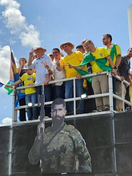 Flávio Bolsonaro, o seu candidato a vice, Alfredo Gaspar, e aliados em carreata em Maceió