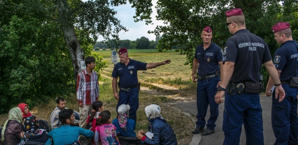 Refugiados afegãos são detidos pela polícia húngara perto de Asotthalom, pouco depois de cruzar a fronteira com a Sérvia - Mauricio Lima/The New York Times