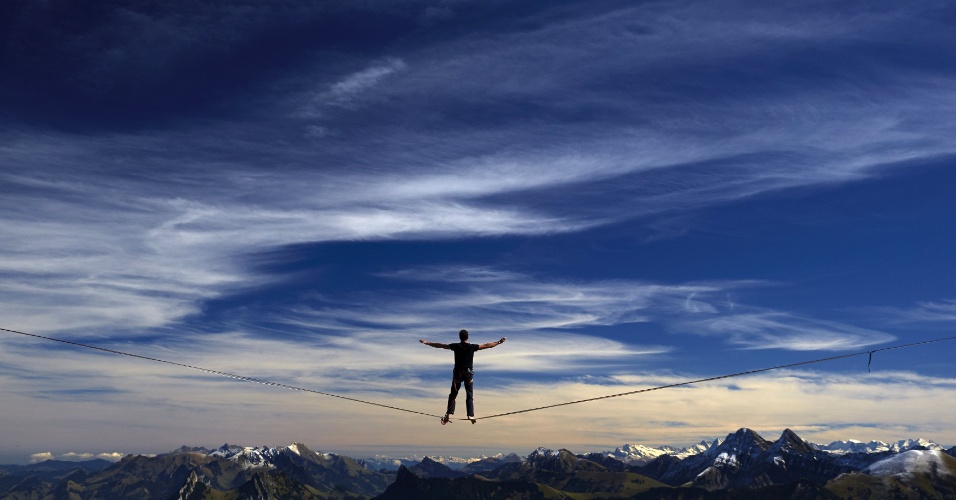 25.set.2015 - O francês Guillaume Rolland se equilibra em slackline durante o Highline Extreme, em Moleson, Suíça. O evento reúne os melhores slackliners europeus, que competem em seis linhas diferentes que variam de 45 metros (148 pés) a 495 metros (1.624 pés). Quem concluir os 495 metros, baterá o recorde mundial 
